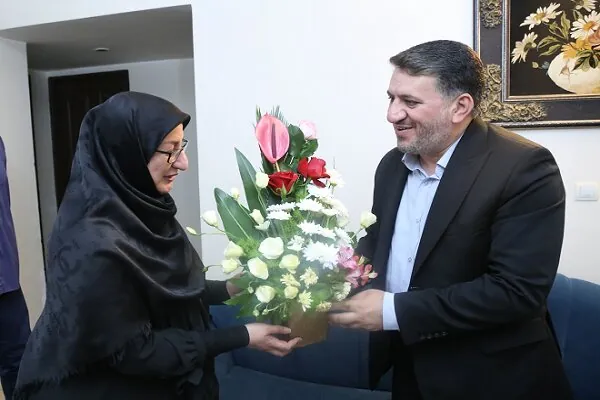 حضور استاندار در منزل مدیر خبرگزاری مهر یزد برای تبریک روزخبرنگار
