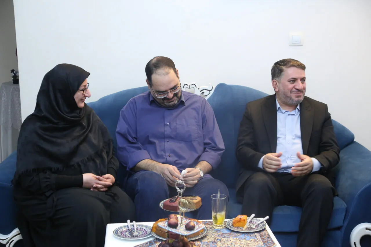 حضور استاندار در منزل مدیر خبرگزاری مهر یزد برای تبریک روزخبرنگار